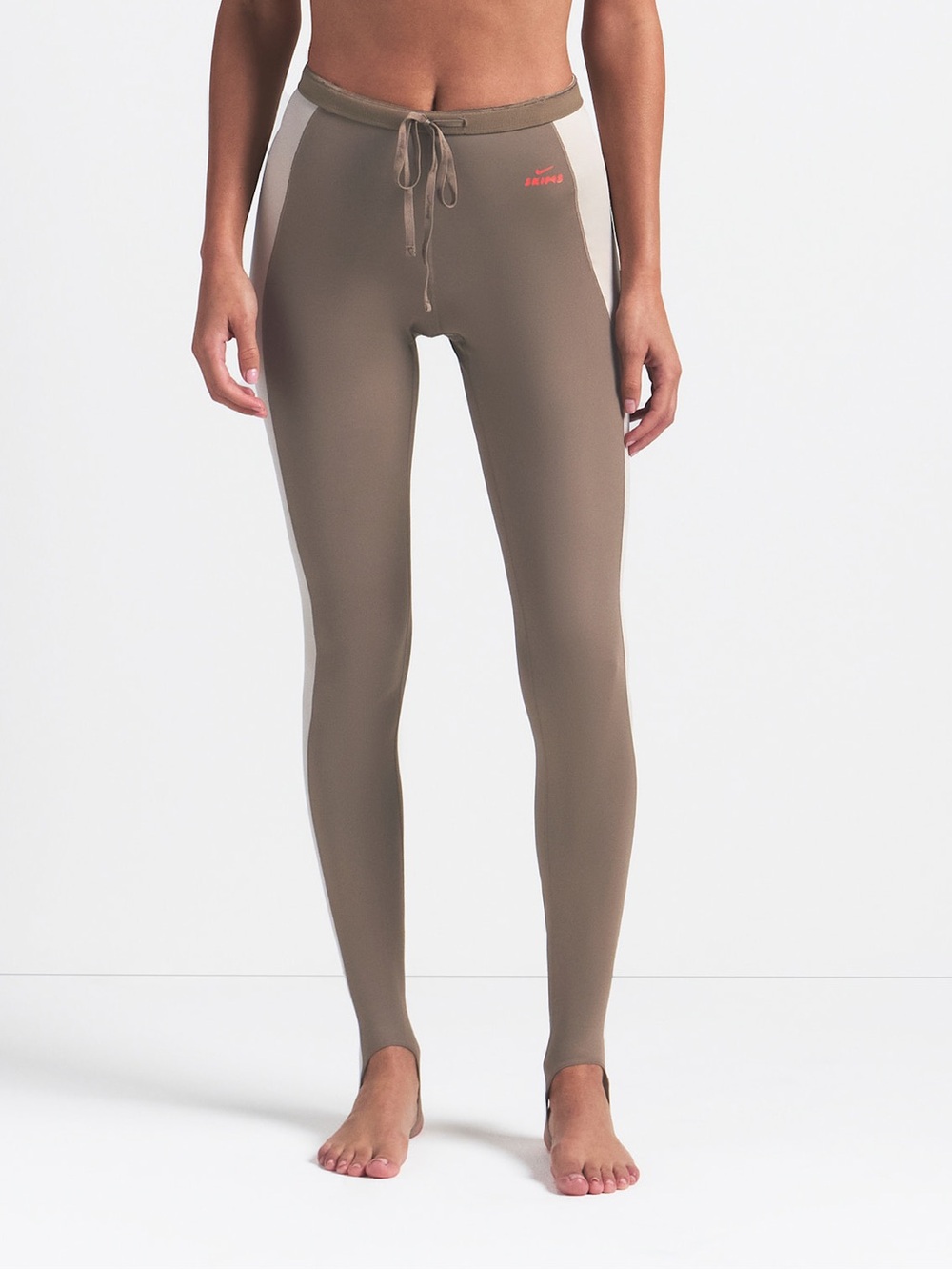 NikeSKIMS Shine
Women's High-Waisted 26" Stirrup Leggings with Drawcord